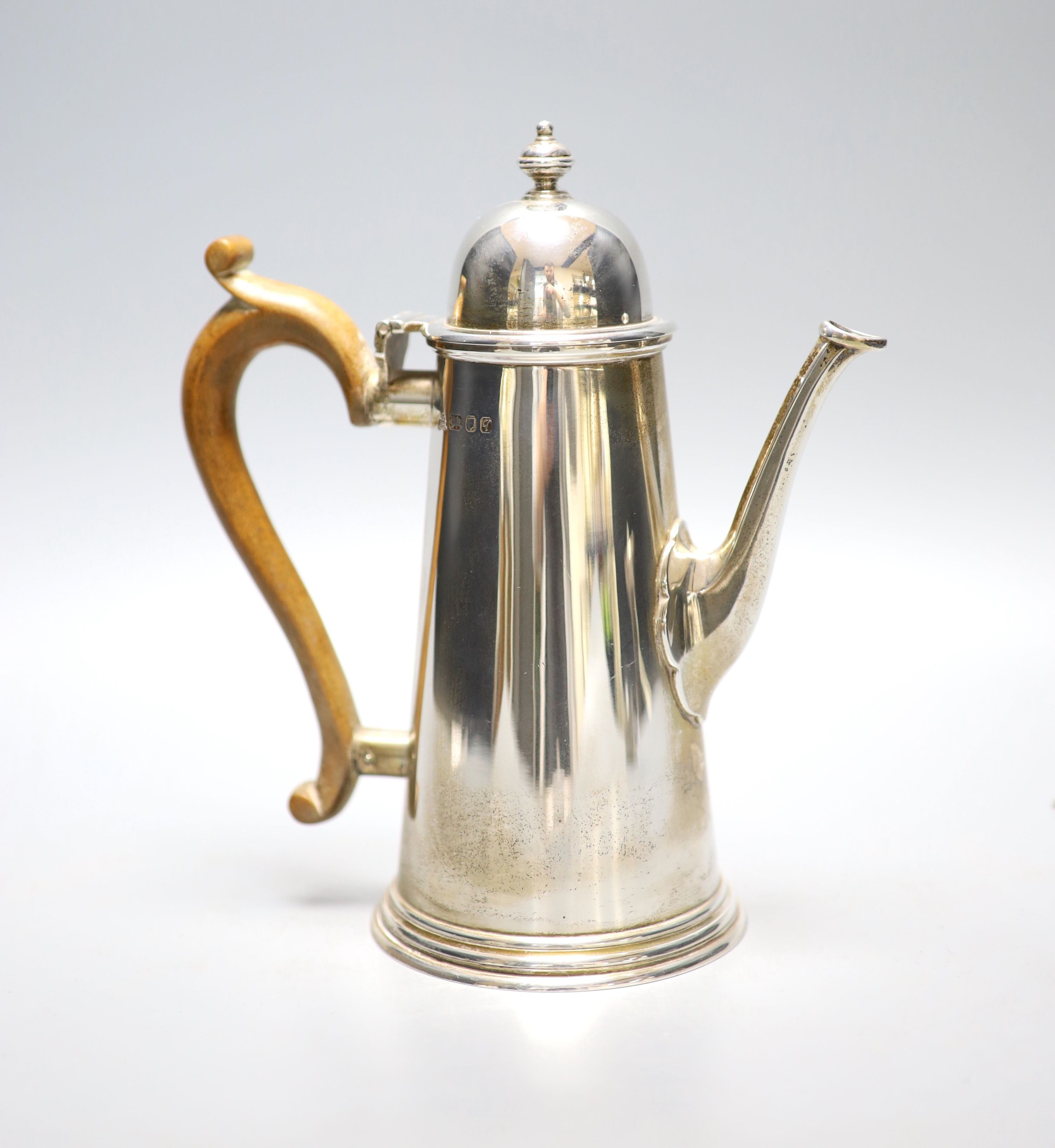 A modern 18th century style silver coffee pot, Nayler Brothers, London, 1981, height 21.4cm, gross weight 17oz.